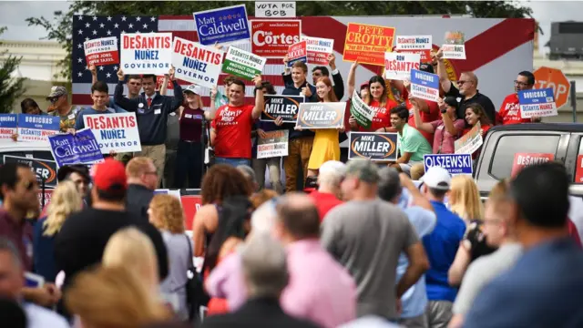 - در انتخابات میان‎دوره‎ای آمریکا اکثر نامزدها مرد بودند.