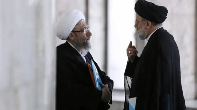 آیت‌الله خامنه‌ای علاوه بر حمایت قاطع از رئیس سابق قوه قضاییه، حدود مبارزه با فساد را هم تعیین کرده، شیوه شبیه به دوران آملی لاریجانی: به "بزرگان" تعدی نکنید، بر اقتصاد متمرکز شوید