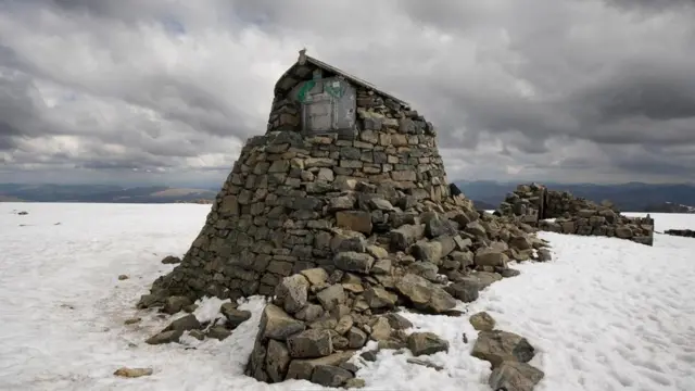 从1883年到1904年，几位坚毅的勇者常年住在班尼维斯顶峰的一间小石屋裡，靠罐头食品维生。