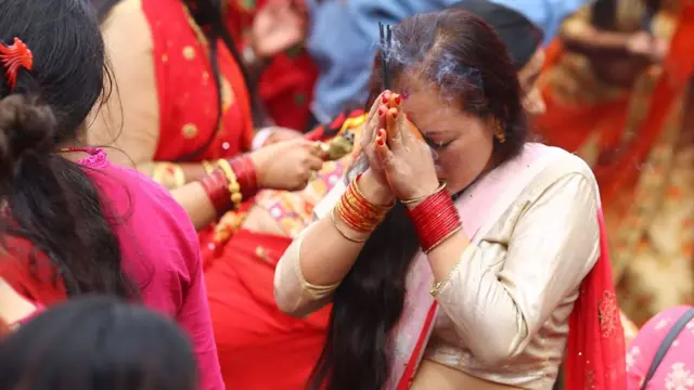 पशुपतिनाथ मन्दिर आसपास पूजाअर्चना गर्दै क्षेत्रमा व्रतालु