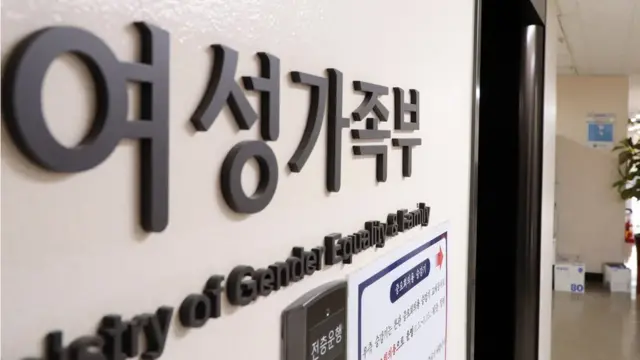 윤석열 대통령 당선인의 대표 공약인 여성가족부 폐지가 일단은 유예될 것으로 보인다