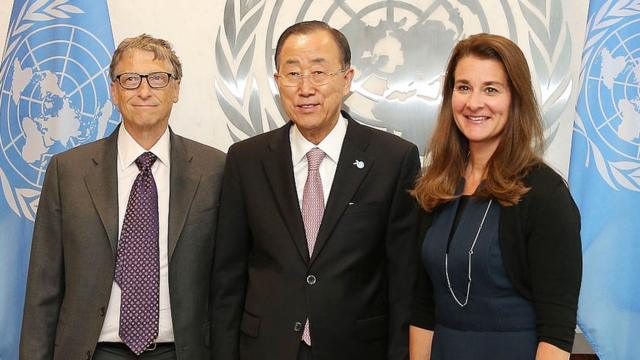 2015年，比爾和梅琳達在聯合國會見時任聯合國秘書長潘基文。