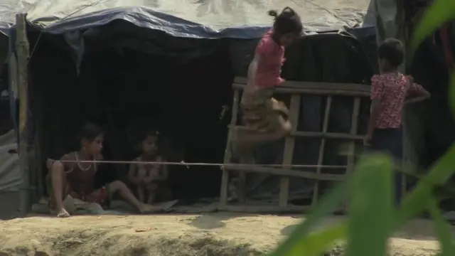 飛び跳ねて遊ぶロヒンギャの子供たち