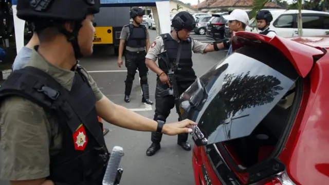 Polisi memeriksa warga