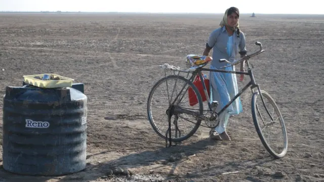 રણમાં હજારો લોકો હોવા છતાં શૌચાલય ન હોવાનું કહેવાય છે