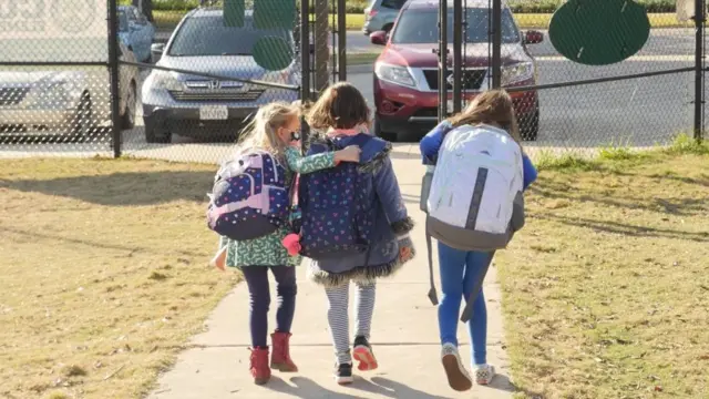 Crianças saindo da escola