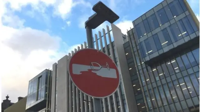 Знак СТОП з келихом вина