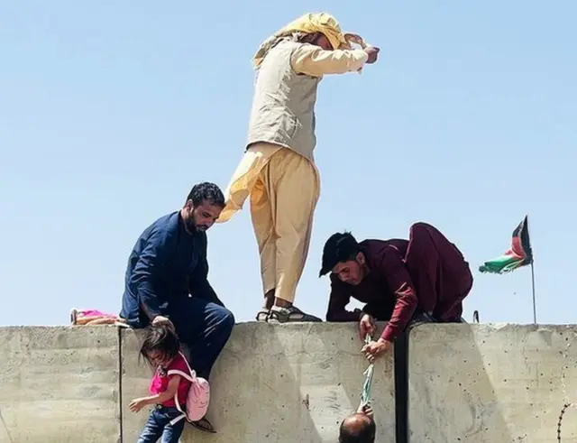 গত সপ্তাহে এভাবেই কাবুল বিমানবন্দরে প্রবেশের চেষ্টা করেন অনেকেই