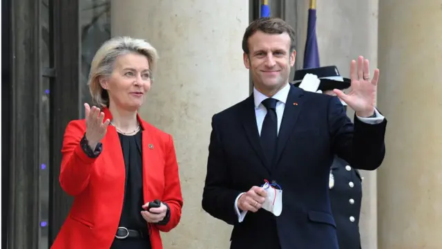 Tổng thống Pháp Emmanuel Macron (phải) chào mừng Chủ tịch Ủy ban châu Âu Ursula von der Leyen tại Điện Elysee, 07/01/2022 ở Paris, Pháp.