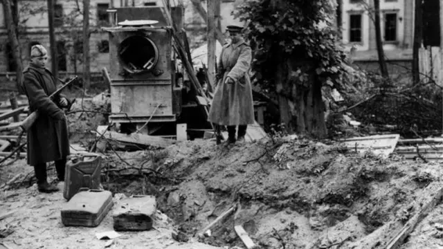 جنود سوفيت وقبر هتلر