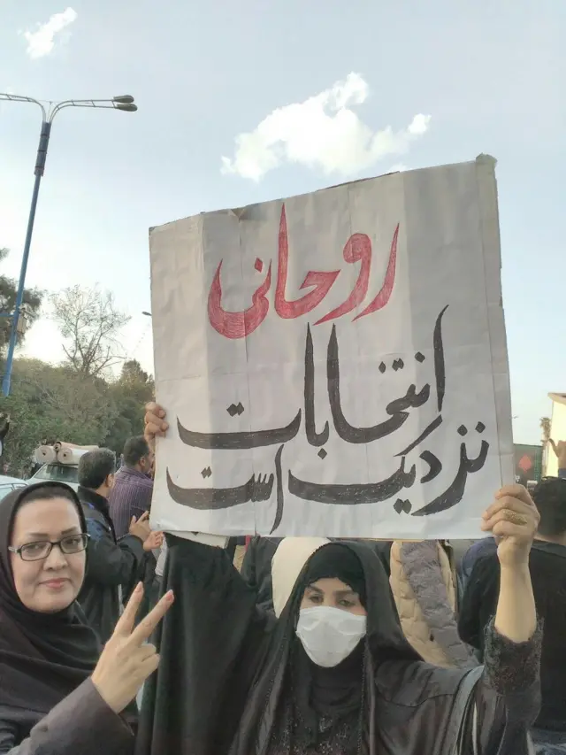 اهوازی‌ها برای چهارمین روز مقابل استانداری تجمع کردند