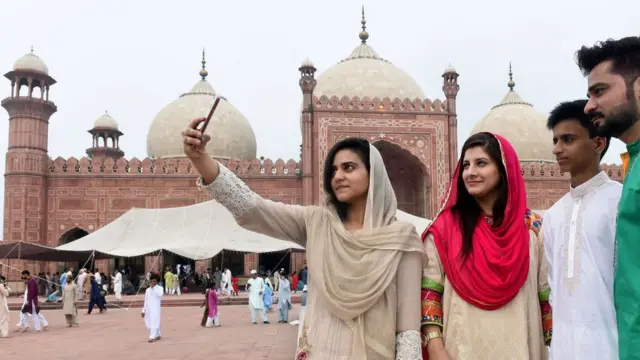 லாகூர் பாத்ஷாஹி மசூதியில் நடைபெற்ற தொழுகைக்கு பின்னர், சுயப்படம் (செல்ஃபீ) எடுத்துக்கொள்ளும் பாகிஸ்தான் குடும்பம்.