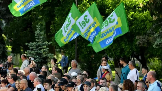 Прихильники Зеленського із прапорами