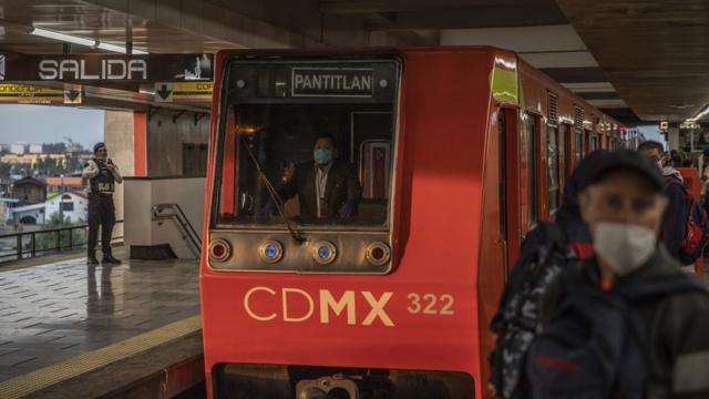 Un conductor del metro de Ciudad de México usa una mascarilla un día después de la declaración de la fase 3 de la contingencia sanitaria.