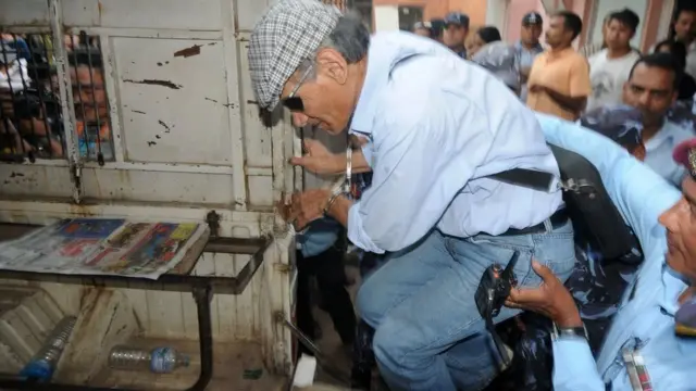 કહેવાય છે કે દિલ્હી પોલીસનાં એક ઉચ્ચ મહિલા પોલીસ અધિકારી પણ ચાર્લ્સની વાતોમાં આવી ગયાં હતાં અને તેને જરૂરી સવલતો પૂરી પાડી હતી.