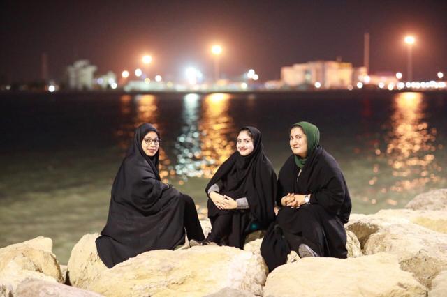 بندر عباس؛ سه دانشجوی حقوق در کنار ساحل