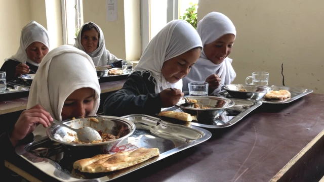 دختران با یونیفرم خاکستری، چادرهای سفید در صف‌های طولانی از صنف بیرون می‌شوند، دستهای‌شان را می‌شورند و بعد از دریافت غذا دوباره به کلاس بر می‌گردند