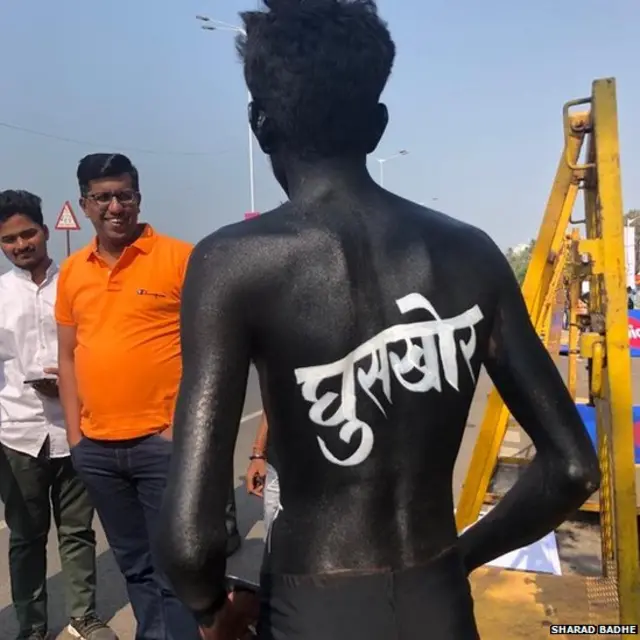 मोर्चास्थळी मनसेचे कार्यकर्ते जमा झाले आहेत.