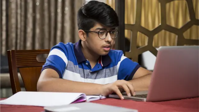 শিশু ইন্টারনেটে কী দেখছে তাতে নজর রাখতে ইন্টারনেট সংযোগ ব্যবহারের সময় বেধে দেয়া যায়।