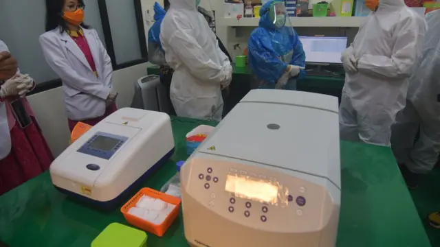 peralatan uji COVID-19 dengan metode Polymerase Chain Reaction (PCR).
