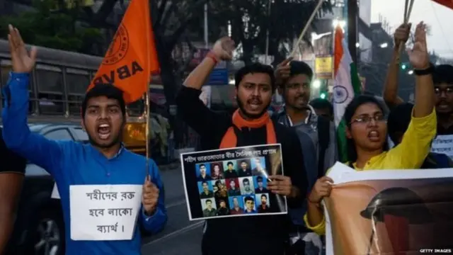 ਬੰਗਾਲ ਵਿੱਚ ਅਖਿਲ ਭਾਰਤੀ ਵਿਦਿਆਰਥੀ ਪ੍ਰੀਸ਼ਦ ਦੇ ਮੈਂਬਰ ਪੁਲਵਾਮਾ ਹਮਲੇ ਖਿਲਾਫ ਮਾਰਚ ਕਰਦੇ ਹੋਏ।