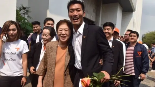 ธนาธร และแม่