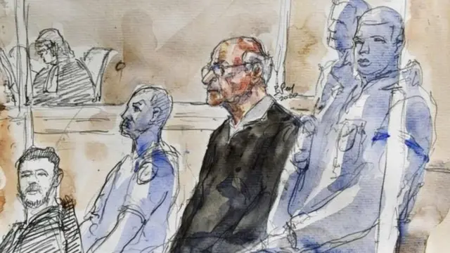 Mu gihe ibyo ashinjwa byaramuka bimuhamye, Joël Le Scouarnec (uri hagati kuri iki gishushanyo cyigana ibyo muri urwo rubanza) ashobora gufungwa imyaka igera kuri 20