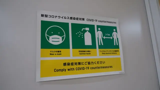 Табличка на стене здания в Олимпийской деревне