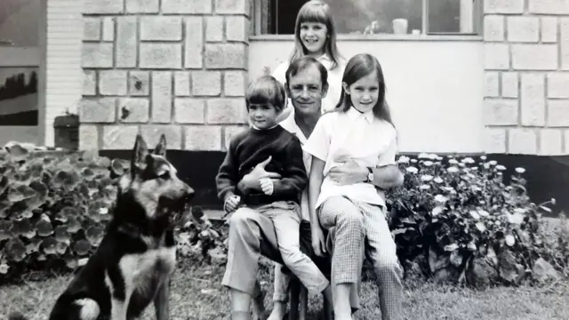 Bill con sus tres hijas.