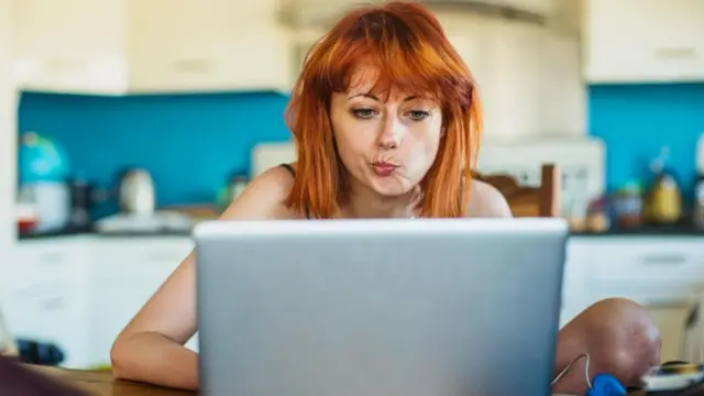 घर से दफ्तर का काम करती एक महिला