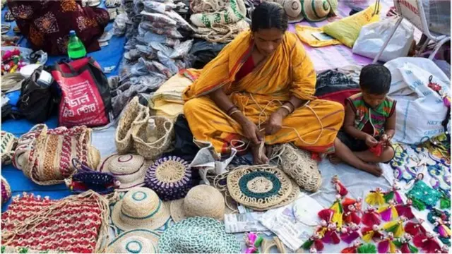 পাটের তৈরি পণ্য সেভাবে বাজার পায়নি- এনিয়েও শ্রমিকদের মাঝে হতাশা রয়েছে।