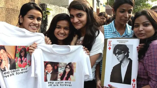 شاہ رخ خان اپنے مداحوں کے درمیان