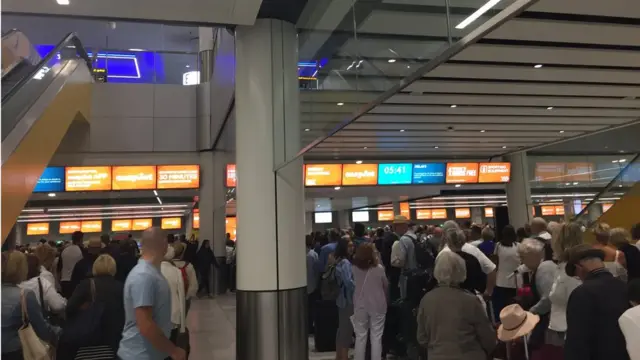 Gatwick Havaalanı'nda kuyruk