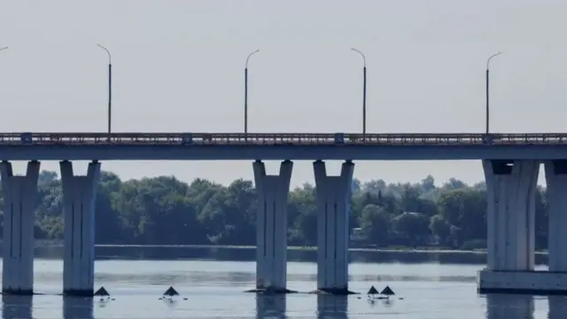 基辅的反攻行动是有针对性地，锁定驻扎在第聂伯河流右岸（西边）的俄军，最终目的是夺回整个赫尔松地区。而莫斯科一直倚靠这些桥梁补给军队。