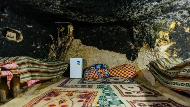 منزل صغير داخل كهف يحتوى ثلاجة كهربائية صغيرة