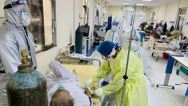 अफ़ग़ानिस्तान कोविड-19 की मार से भी जूझ रहा है