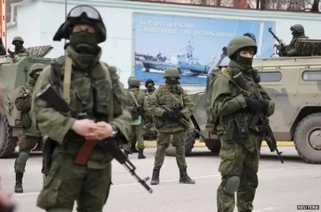 ક્રિમિયાના લિટિલ ગ્રીન મૅનની કોઈ આધિકારિક ઓળખ નહોતી પરંતુ તેમના કપડા અને હથિયાર રશિયાના હતા.