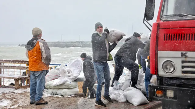 Préparation des défenses de plage dans le port d'Odessa, dans le sud de l'Ukraine, en prévision d'une attaque côtière redoutée de la Russie.