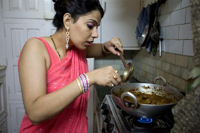 Une femme au foyer indienne à New Delhi prépare son plat préféré dans sa cuisine