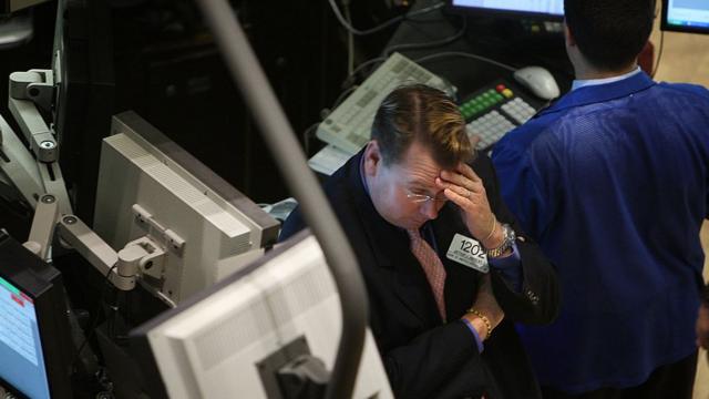 Corretor de Wall Street preocupado com a crise financeira em 2008