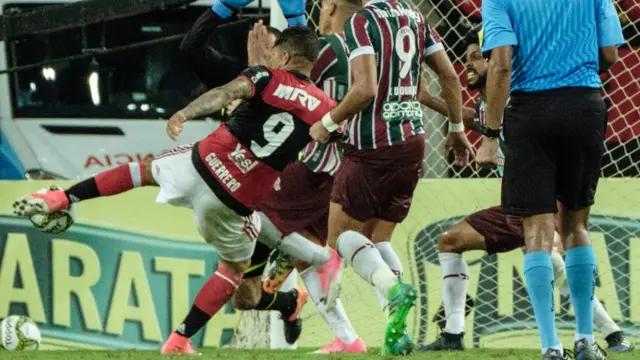 Paolo Guerrero celebra el título con el Flamengo.