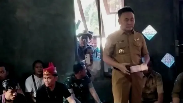Gubernur Kalimantan Tengah, Sugianto Sabran, Senin (09/10) kemarin, menyerahkan segepok uang kepada perwakilan warga Desa Bangkal, untuk menenangkan amarah mereka sekaligus jaminan bahwa PT. HMBP akan segera memberikan lahan plasma.