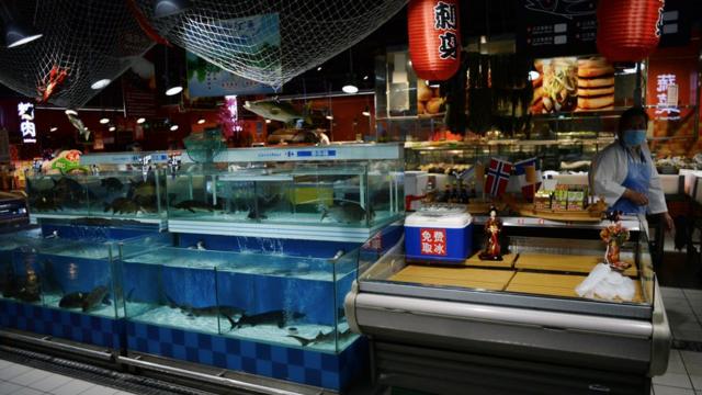 中国各地许多商店已经停止售卖三文鱼。