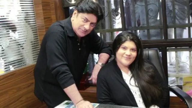 ساشا رامسے اپنے والد شیام رامسے کے ساتھ