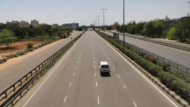 સૂમસામ હાઈવે પર ગાડીની તસવીર