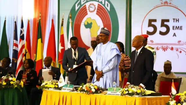Le Président du Nigeria Muhammadu Buhari (au centre) préside la 55ème session ordinaire de la Conférence des chefs d'Etat et de gouvernement de la Communauté économique des Etats de l'Afrique de l'Ouest (CEDEAO) à Abuja