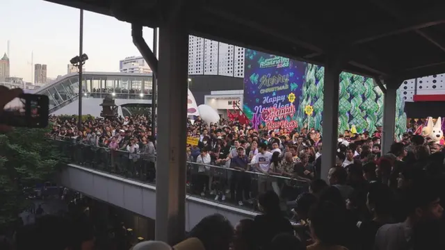 หลังจากการจัด แฟลชม็อบ ชิมลาง เพื่อเช็กยอดมวลชน ของบรรดาแกนนำพรรคอนาคตใหม่ (อนค.) ในวันเสาร์ที่ผ่านมา (14 ธ.ค.) อนค. จะมีการเคลื่อนไหวครั้งใหญ่อีกครั้งในปีหน้า