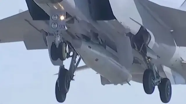 Кинджал є модифікацією ракет для "Іскандерів", які встановлюють на швидкісні винищувачі МіГ-31