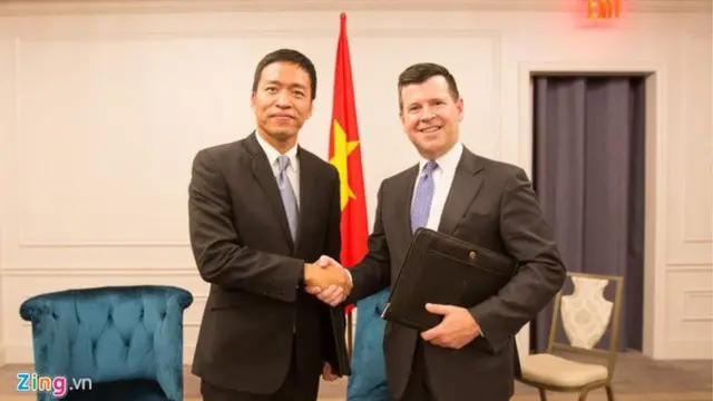 Ông Lê Hồng Minh, Chủ tịch kiêm Tổng giám đốc VNG, và ông Bob McCooey, Phó Chủ tịch Nasdaq
