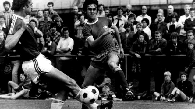 Шлегель (на фото справа) дебютировал во взрослом "Динамо" в 1981 году